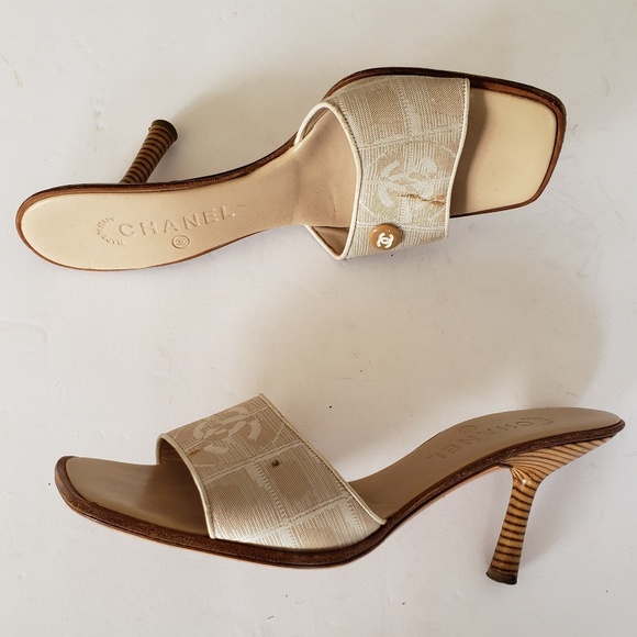 CHANEL BEIGE AND WHITE TRAVEL LINE SLIPPERS.. - Picture 6 of 7